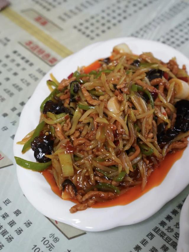 乌鲁木齐的劳动街，是由小炒、烧烤和夏夜晚风组成的