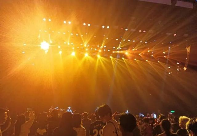 女歌手遭座椅架挤压身亡，抢救10小时无效，同类悲剧已发生多次！