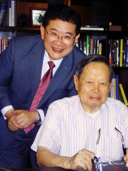 没想到，杨振宁去世后	，49岁妻子翁帆，竟因一个动作实现口碑暴涨