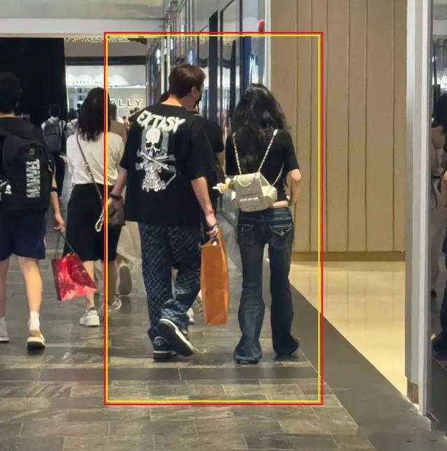 王思聪新女友被曝光！身材比懒懒还辣，亲自帮拎包正在“甜蜜期”