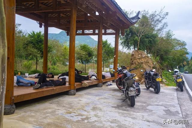 在亭子里倒头便睡？抓拍到一群湖南保靖或者路过摩友的洒脱一幕