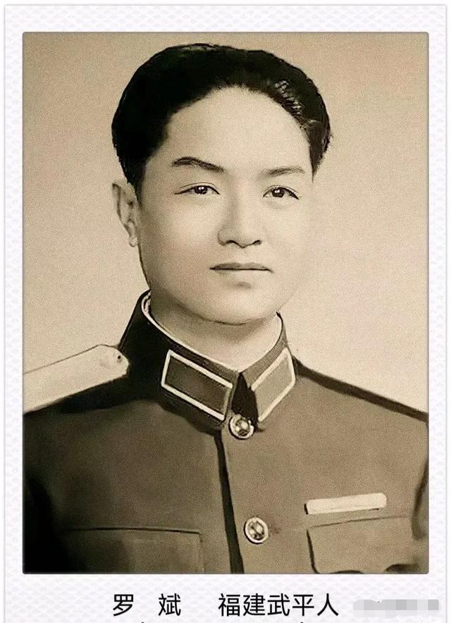 1955年解放军授衔，校官以上军官领到了唯一的一套湖蓝色军礼服