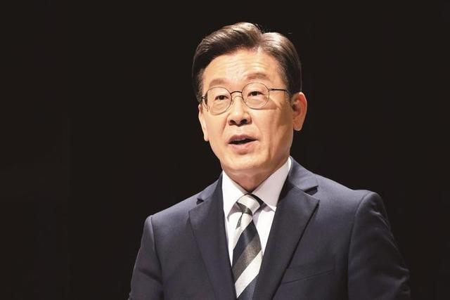 10天倒计时，韩国被逼上“绝境”，特朗普一张口就要4000亿，李在明签还是不签？