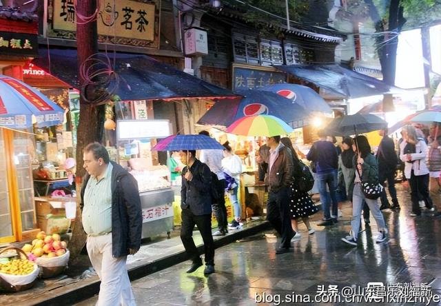 秋雨中的“西安回民街”街市（“陕西之旅”之六）