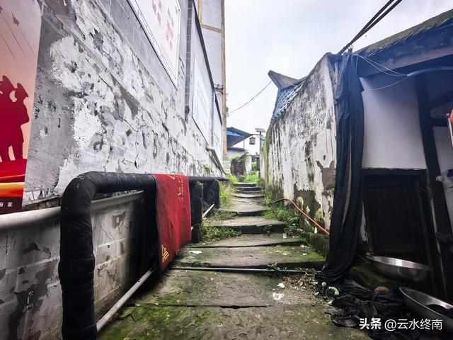 在四川巴盐西运的“盐运第一滩”，我是流着口水逛完这个古镇的