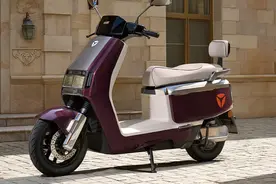 雅迪、爱玛又有长续航车型亮相，72V38AH石墨烯电池，续航300里！图片