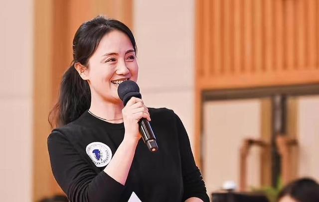 离春节不到2个月，52岁辛柏青高调官宣喜讯，朱媛媛总算能安心了