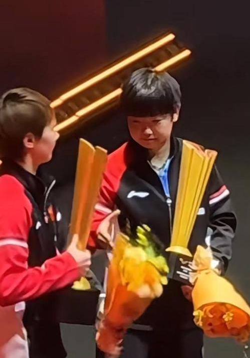 孙颖莎领奖时刻逗乐子喽 同曼昱抢握手位 想不到此举动 球迷齐欢呼