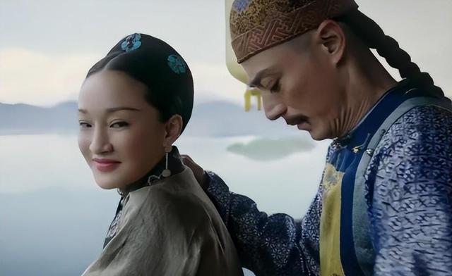 50岁周迅变样：满头白发脸松垮，瘪嘴像老奶奶，无儿无女成遗憾
