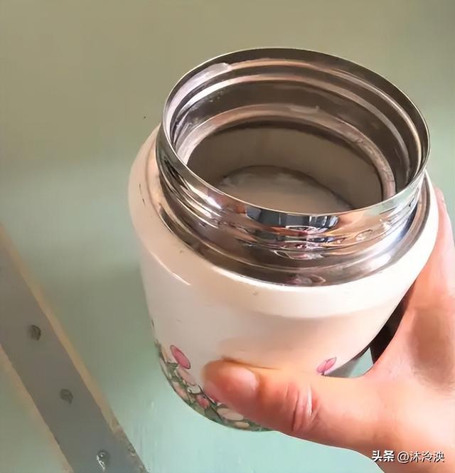 央视曾曝光的“夺命毒杯	”，热水进“毒水”出	，看看你家有没有