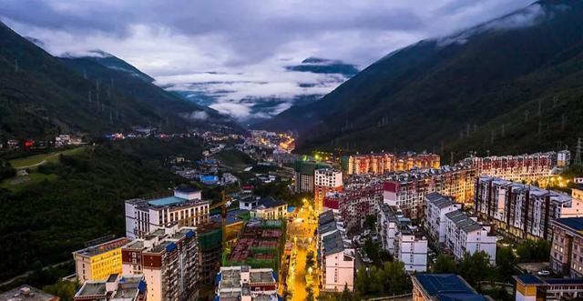 四川这个小县城火了，夏天很凉快，物价很亲民，知道的人不多