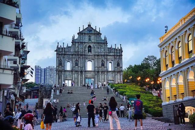 大三巴牌坊没说话,18年了,澳门怎么把老城区过成“活遗产”?