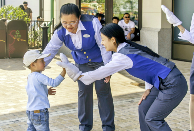 同是世界级主题乐园，为何上海迪士尼血赚，北京环球影城血亏？