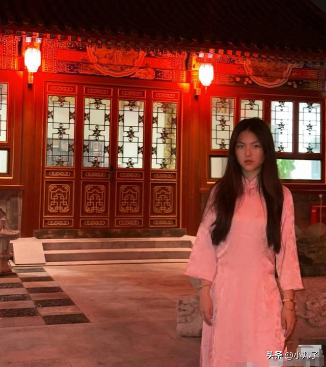 王诗龄深夜穿旗袍，在北京四合院拍照，网友：好恐怖！