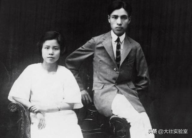 李鹏总理与女儿在一起的罕见留影，笑容灿烂喜笑颜开，温暖又温馨