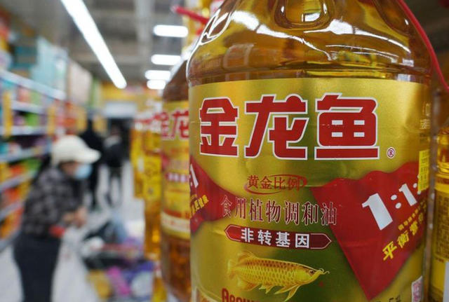 新加坡总理公开支持高市后	，被罚18亿账单的金龙鱼，凉得更快了