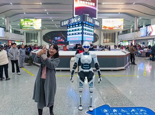 候车新玩法！机器人“墨茵”上岗，这里还有专属福利