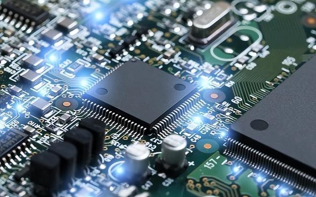 荷兰真急了？阿斯麦表达搬离态度，俄媒：光刻机卖不卖中国成关键