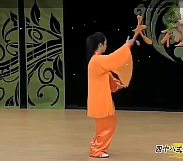 被偷袭怎么办？太极“转身推掌”：一转一推，化险为夷的防身智慧