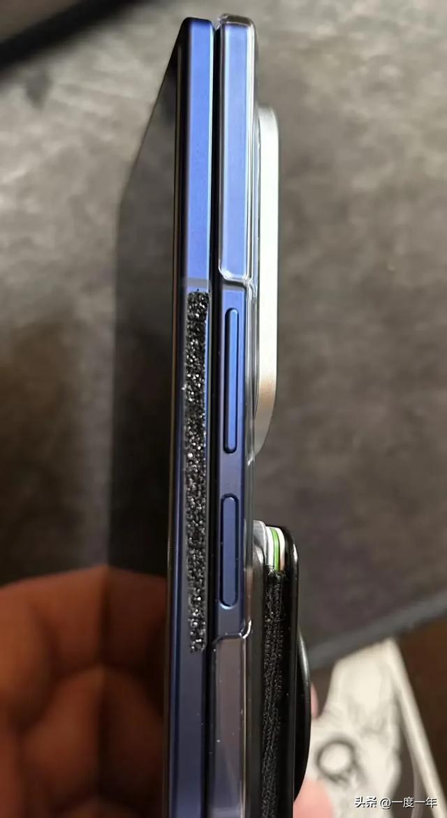 三星Galaxy Z Fold7陷展开难！超薄设计反成用户体验短板
