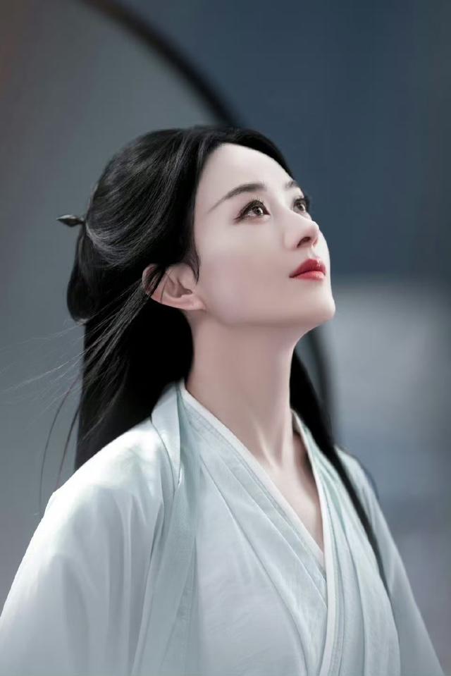 离婚四年，38岁赵丽颖再次官宣喜讯，成为冯绍峰高攀不起的存在！