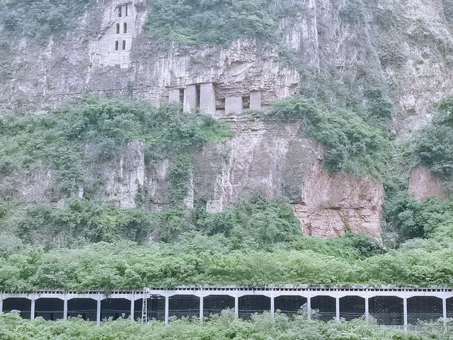 离开城市的喧闹，小城峨边的惊喜（大渡河的波涛）