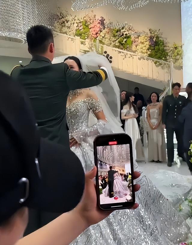 张自轩婚礼曝光！新娘强势	、拒他两次亲密动作	，岳父现场送车和卡