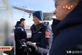 歼15B弹射型曝光，双开门前起落架舱门，斜切式机头雷达罩图片