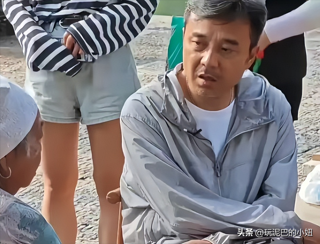 51岁汪涵现状:常年居住在长沙,穿人字拖嚼槟榔,大烟斗不离身