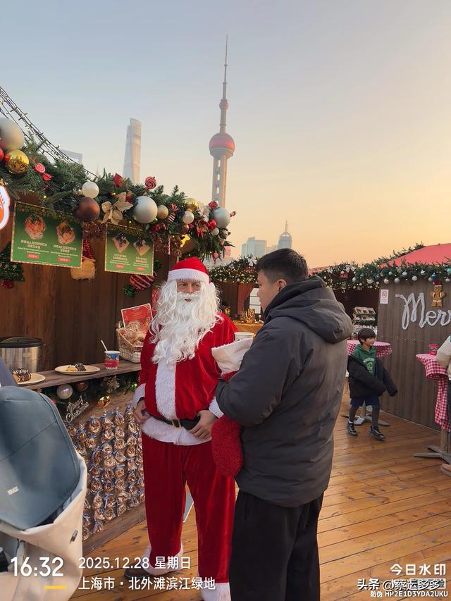 在北外滩，与圣诞和黄浦江撞个满怀