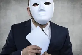 心理学家：极度自私的人，往往不是斤斤计较，而是有着这三个特征图片