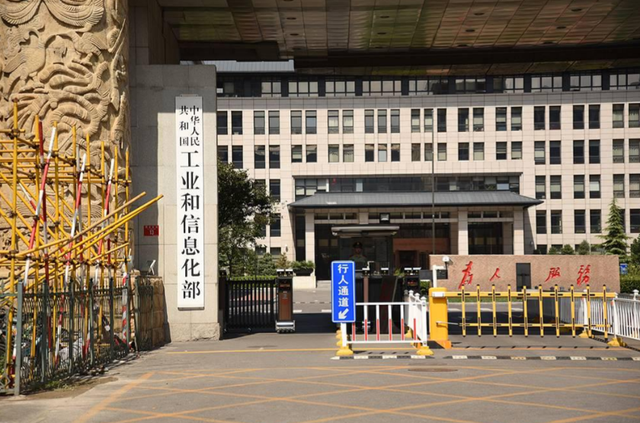 用AI的人脑子变懒了？MIT脑科学实验揭认知退化真相