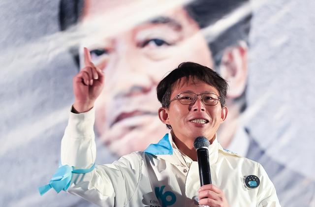 在中日关系敏感时期，他竟然率团赴日访问，为了刷存在感毫无底线