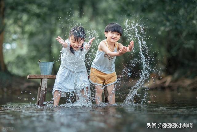 姐弟吵到脸红，抬头见大人站门口：瞬间怂了又暖了