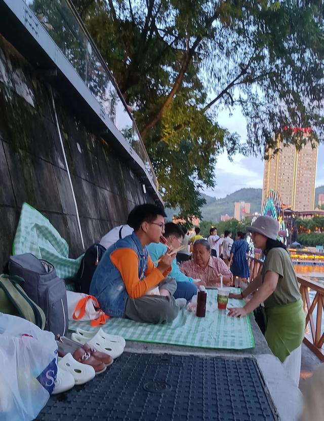 难忘宣恩的美食和夜景,还有白嫖了7小时停车场