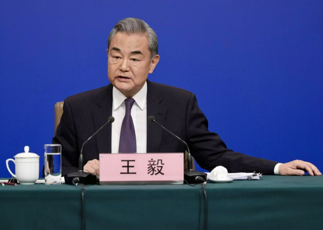 王毅外长立下大功，用美国最意想不到的方式，中国接下了“战书”