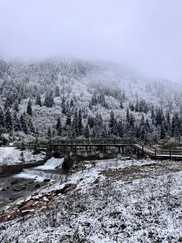 达古冰川下雪啦！雪域浪漫+烟火温柔，攻略请收好！