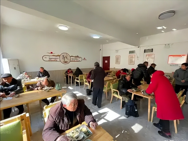 江苏大一女生开养老院，无人入住却有近400名客户，员工全是60后