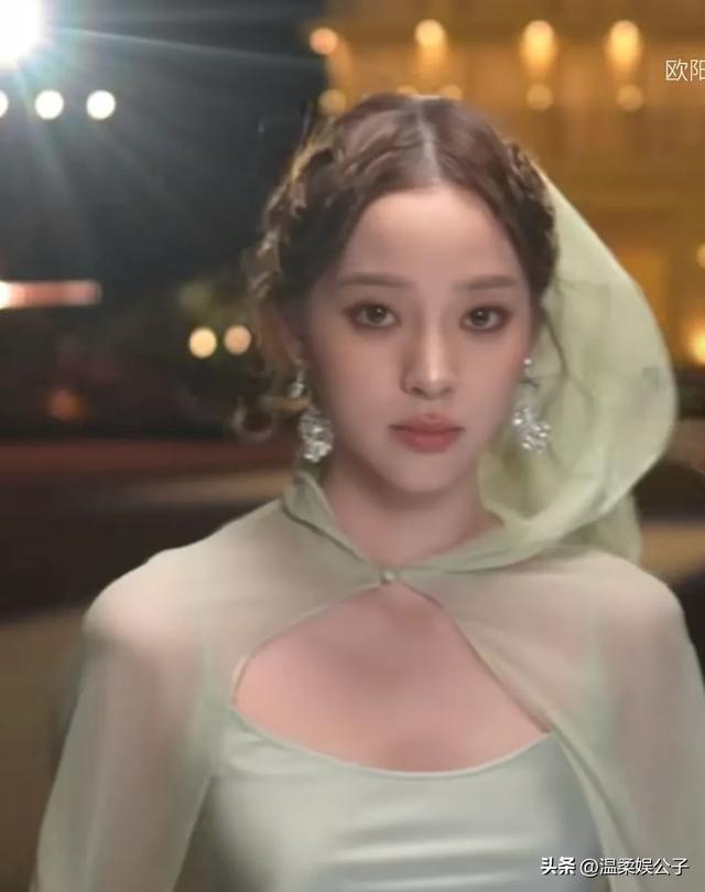 这一夜，合照站位暴露咖位：杨幂被挤，钟楚曦“抢位”，C位亮了