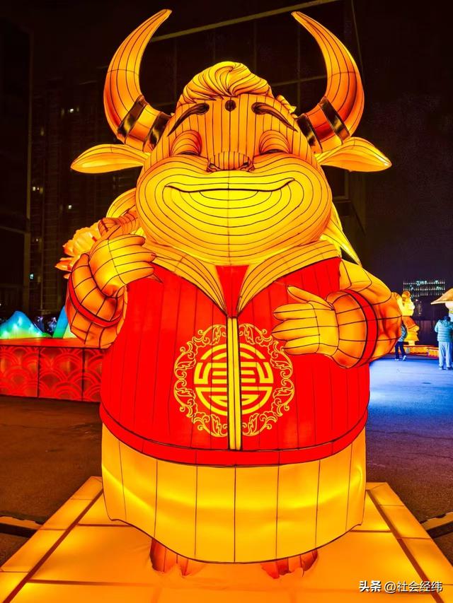 首秀!第 40 届秦淮灯会南部新城分会场 亮灯马年灯影芬兰风情出彩
