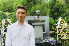2019年，康辉给已故主持人罗京扫墓，站在墓地前，一张罕见的留影图片