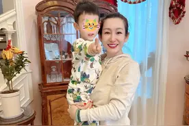 秦海璐大年初一走亲戚，瘦成一道闪电引热议，手腕多个翡翠抢镜图片