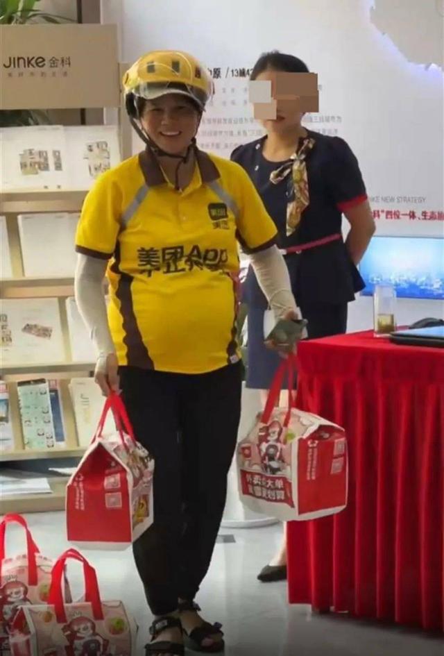 女外卖骑手激增！是压力太大，还是收入倒逼家庭“组团”养家？