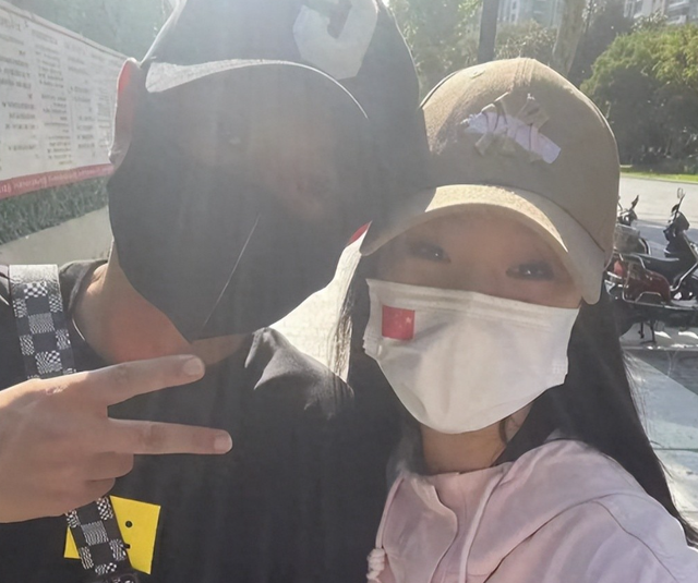 49岁马伊琍没想到，辛苦养大的17岁女儿文君竹，早为亲爹文章争光