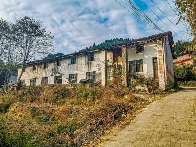 图说灌阳：西山北江土地塘，墙上还保留有八十年代的标语口号