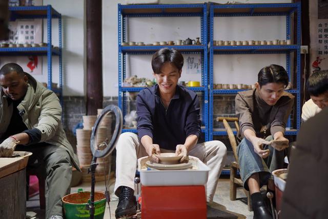 【外眼看云南】汽笛声中的“慢生活”，一场跨越国界的乡愁之旅