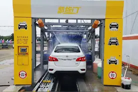 夏天洗车一定要注意前挡玻璃图片