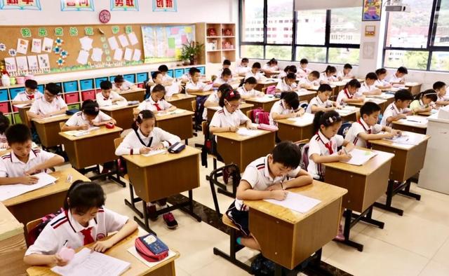 美国扶持的4大中国富豪起作用了	，在国内疯狂捞钱，转身捐给美国