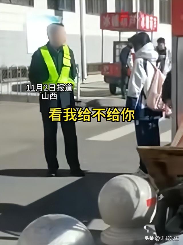 买小吃被拔走钥匙后续！态度粗暴，女生当场吓哭，学校通报引质疑