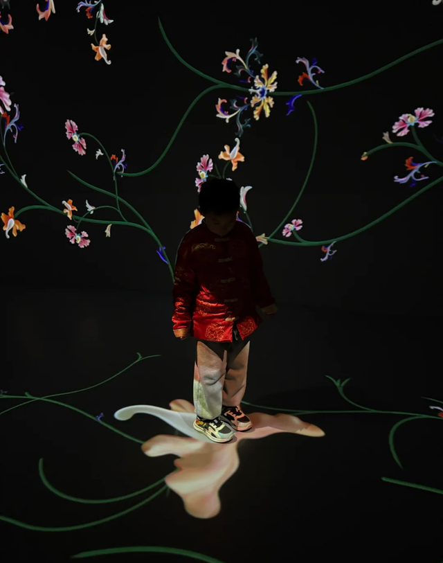 上海外滩一展览突然火了！不用去北京，沉浸式走进故宫光影世界